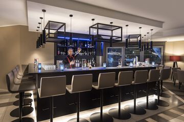Swim-up bar