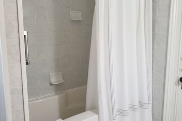 Deep soaking bathtub