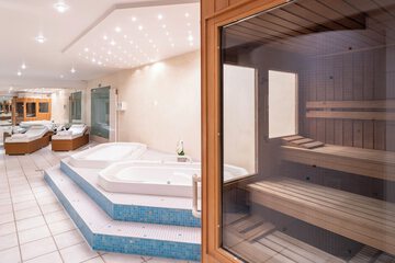 Indoor spa tub