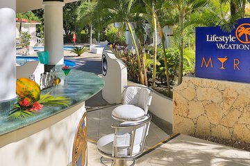Poolside bar