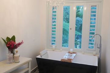 Deep soaking bathtub