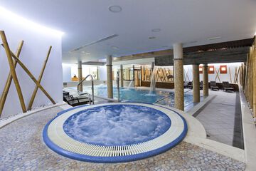 Indoor spa tub