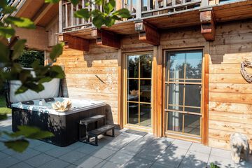 Private spa tub