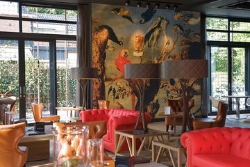 Lobby lounge