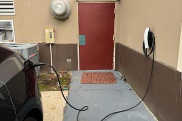 Electric vehicle charging station