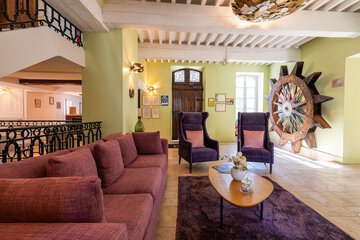 Lobby lounge