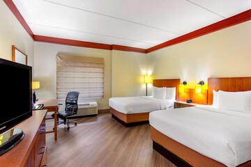 La Quinta Inn & Suites by Wyndham Raleigh Crabtree