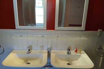 Bathroom sink