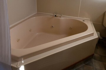 Jetted tub