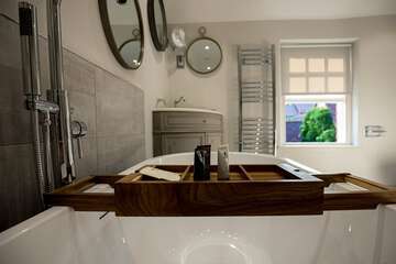 Deep soaking bathtub