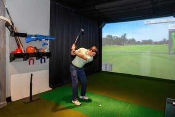 Indoor golf driving range