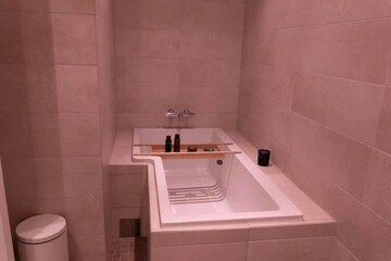 Deep soaking bathtub