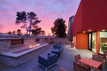 Hotel Exterior 35 of 44