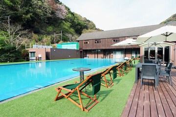 Poolside bar