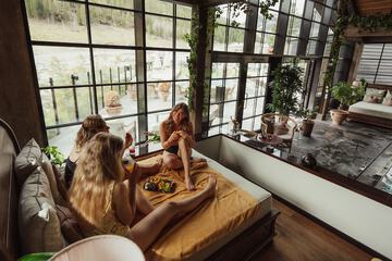 Indoor/outdoor pool