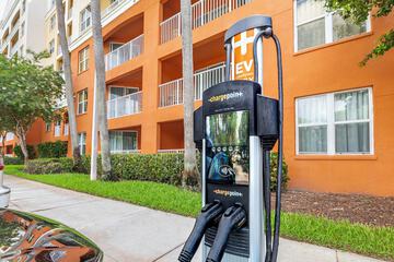 Electric vehicle charging station