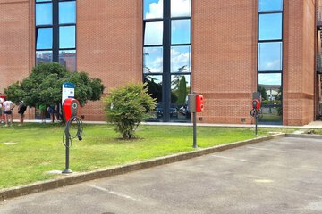 Electric vehicle charging station