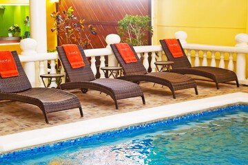Indoor/outdoor pool