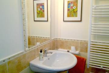 Bathroom sink
