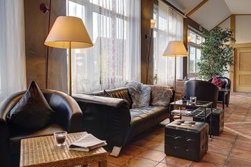 Lobby lounge
