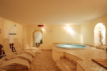 Indoor spa tub