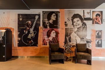 Lobby lounge