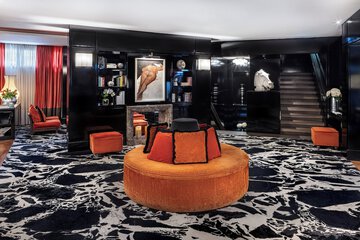 Lobby lounge