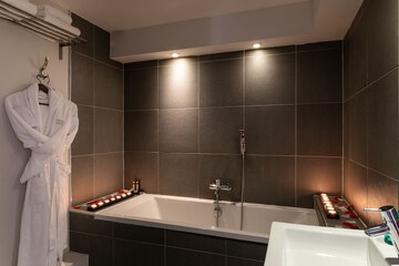 Deep soaking bathtub