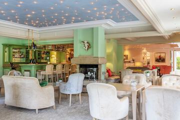 Lobby lounge