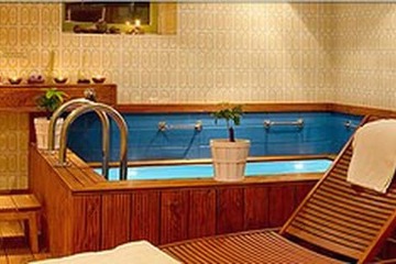 Indoor spa tub