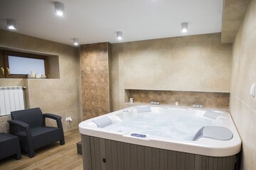 Indoor spa tub