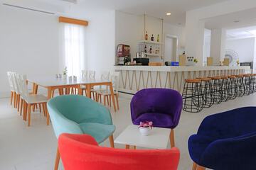 Lobby lounge