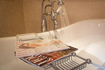 Deep soaking bathtub