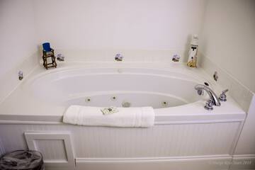 Jetted tub