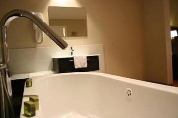 Deep soaking bathtub