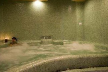 Indoor spa tub