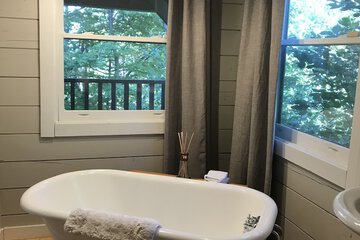 Deep soaking bathtub