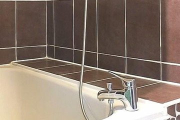 Deep soaking bathtub