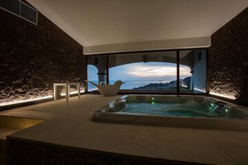 Indoor spa tub