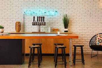 Lobby lounge