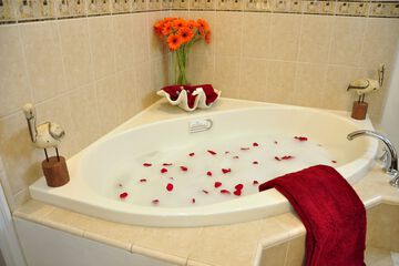 Deep soaking bathtub