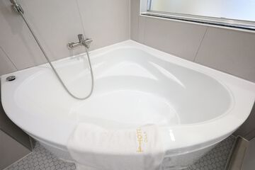 Deep soaking bathtub