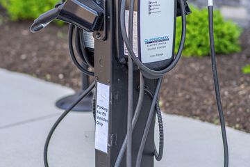 Electric vehicle charging station