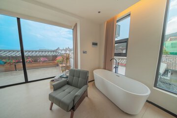 Deep soaking bathtub