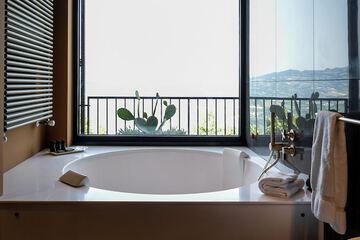 Deep soaking bathtub