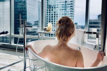 Deep soaking bathtub