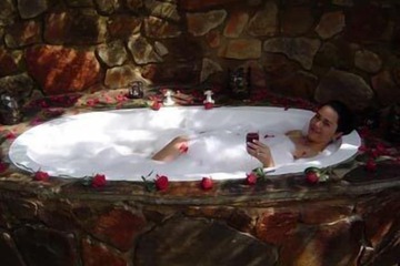 Outdoor spa tub