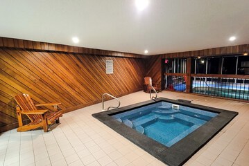 Indoor spa tub