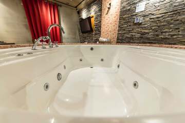 Deep soaking bathtub