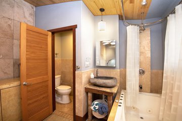 Deep soaking bathtub